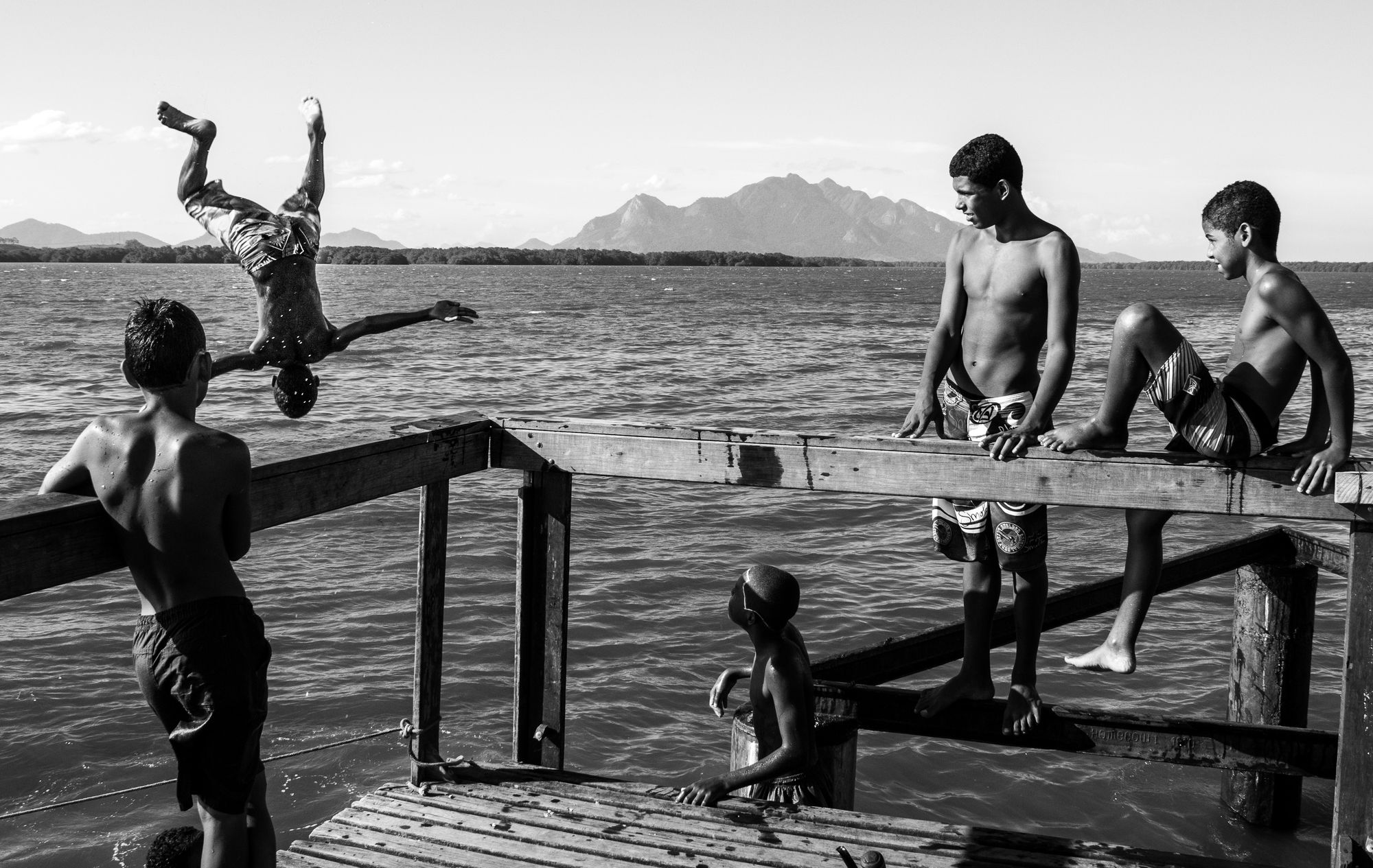 Meninos das caieiras — fotografia de Felipe Lube