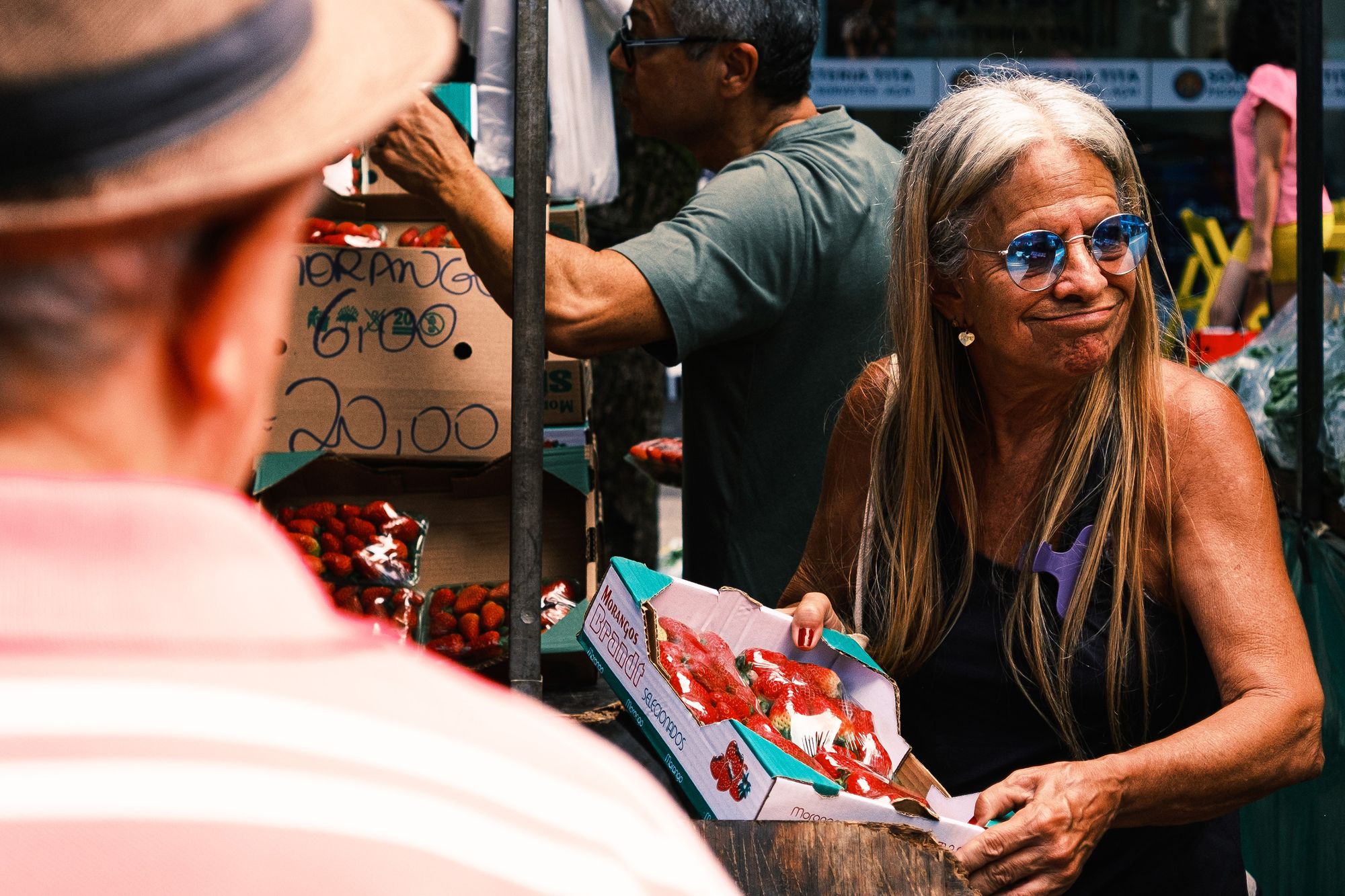 Morangos na feira — fotografia de Felipe Lube