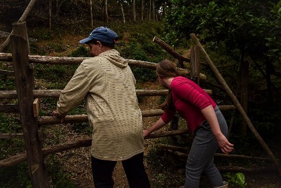 Mulher camponesa e sua filha, em seu território de trabalho, de moradia, de produção, de cuidado e de pertencimento.