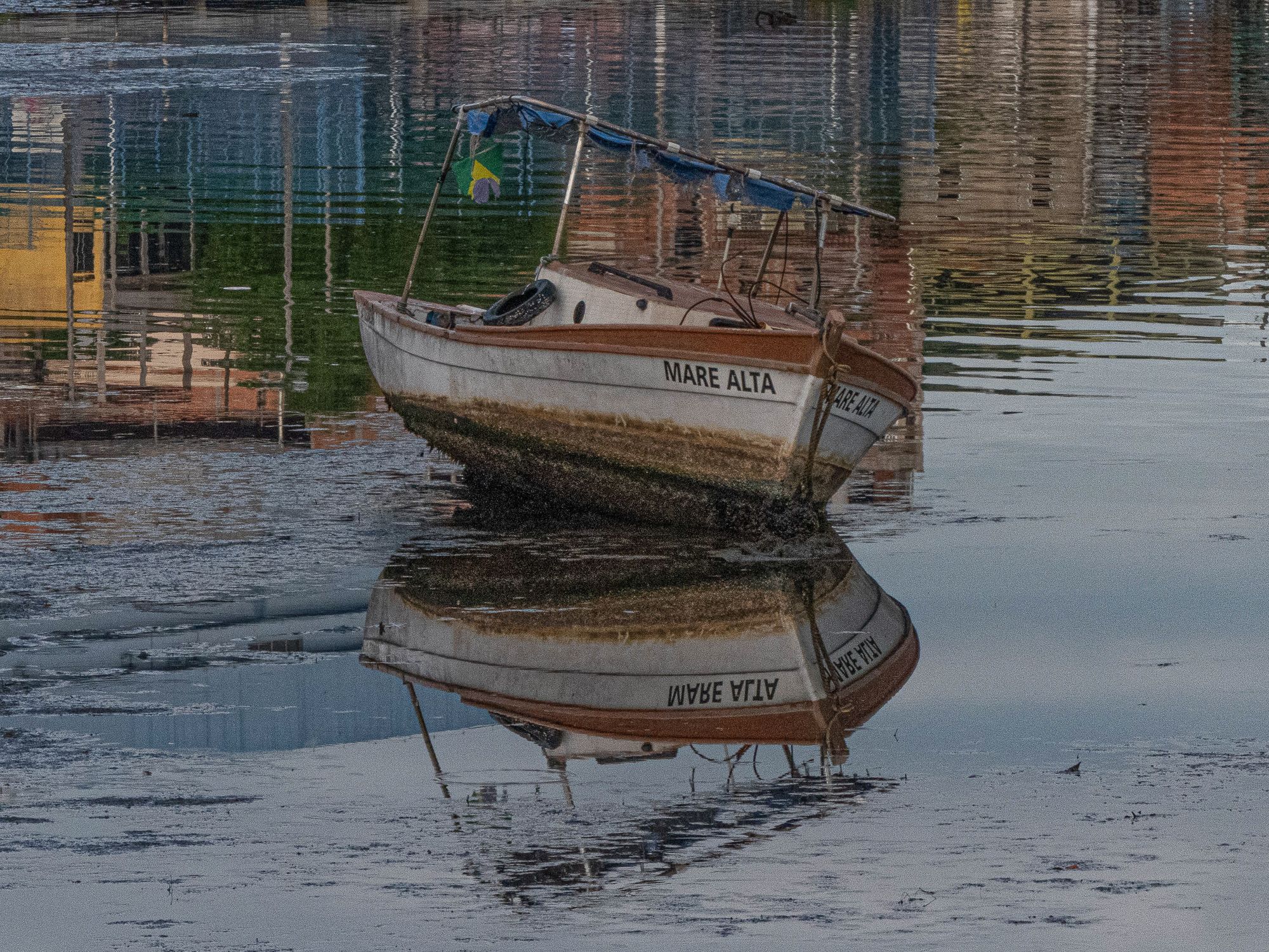 Reflexo de barco em dia de maré baixa