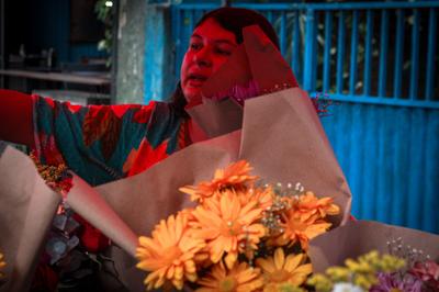Vendedora de flores — fotografia de Rômulo Queiroz